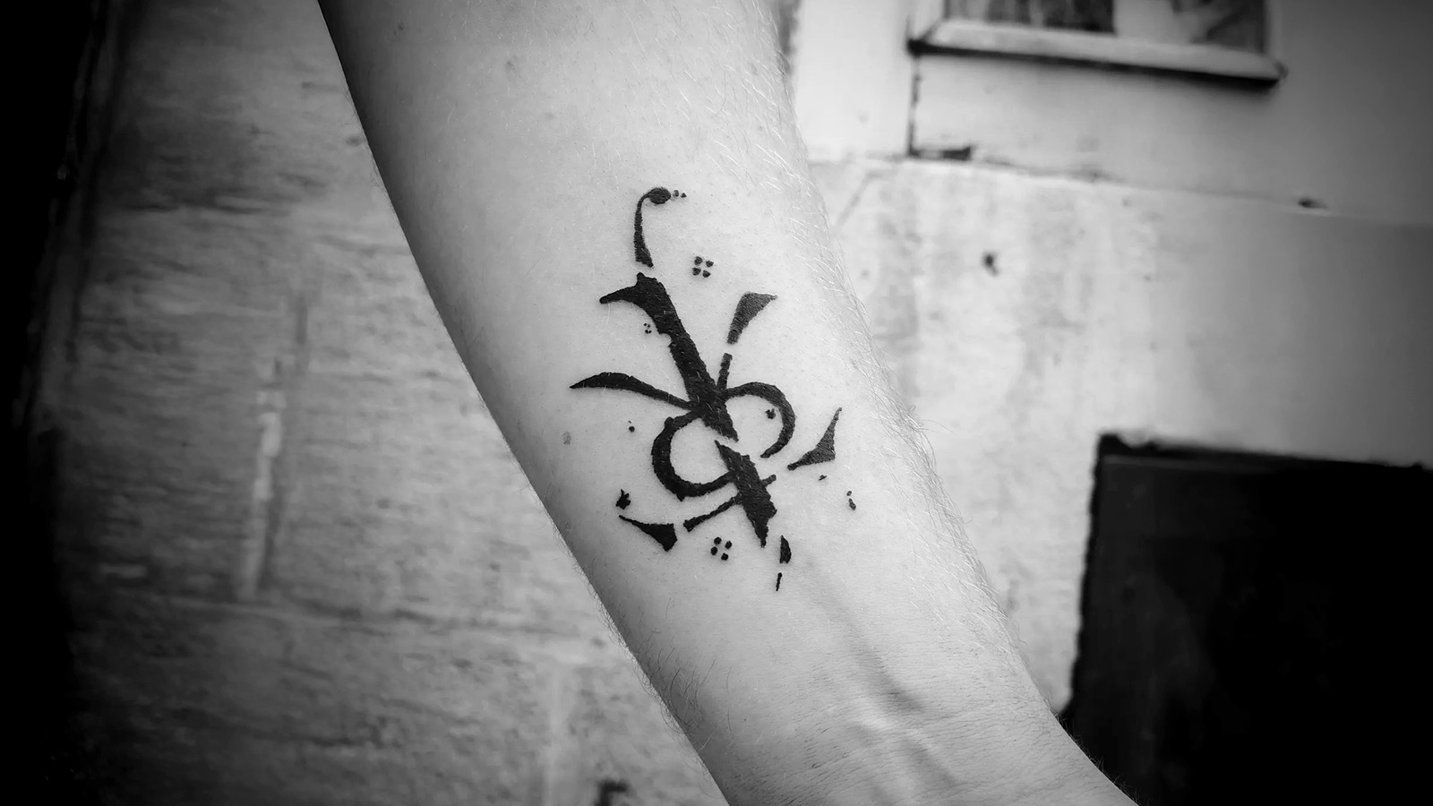 Tatouage du monogramme de J.R.R. Tolkien, juin 2023